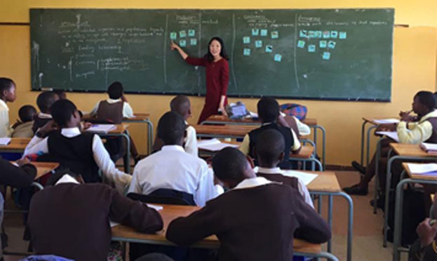 교원해외파견사업 관련 교육중인 교사와 학생들 이미지