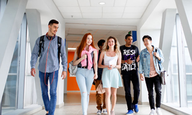 한미대학생연수 관련 걷고있는 학생들 이미지