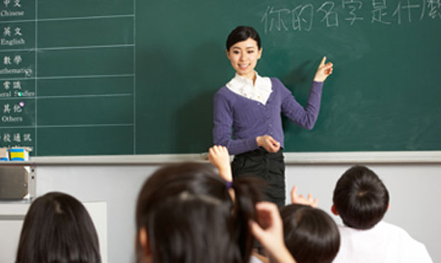 원어민중국어보조교사선발지원 관련 노트북을 보며 회의하는 학생들 이미지